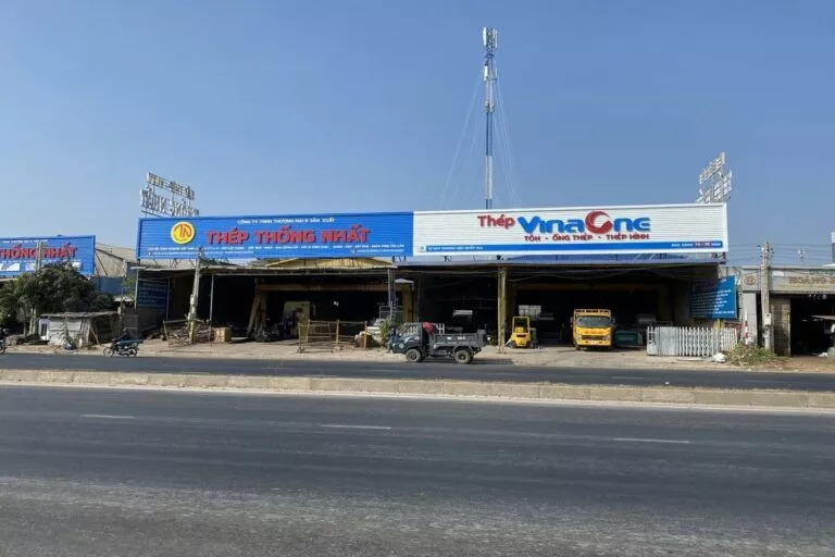 Quảng cáo Tài Long An thi công bảng hiệu tôn cán sóng chữ mica cho công ty Thép VinaOne